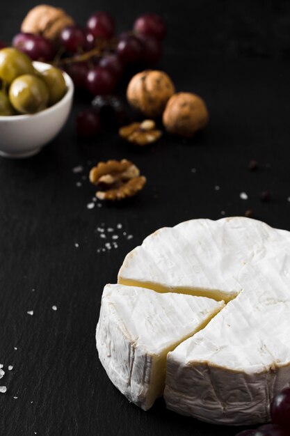 Assortiment de fromages à angle élevé sur fond noir