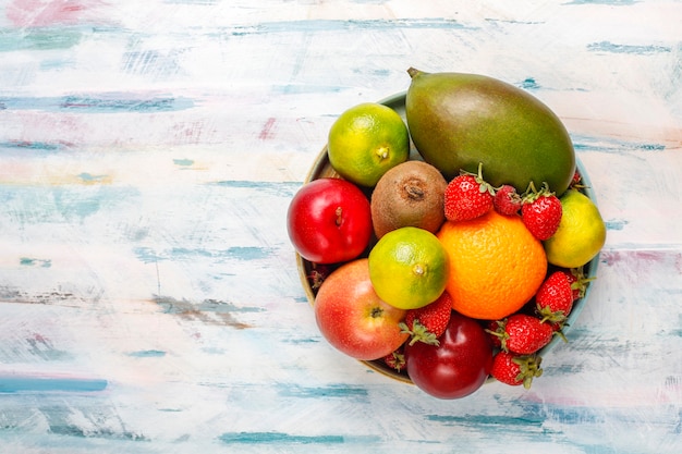 Assortiment de fruits et de baies biologiques frais.