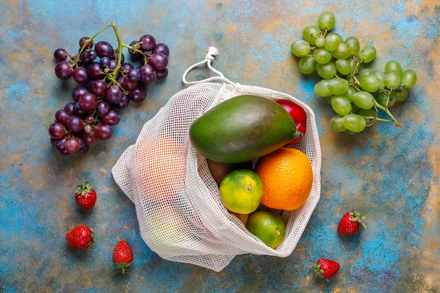 Assortiment de fruits et de baies biologiques frais.