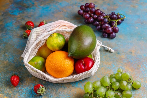 Photo gratuite assortiment de fruits et de baies biologiques frais.