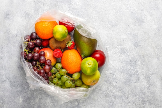 Assortiment de fruits et de baies biologiques frais.