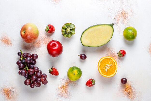 Assortiment de fruits et de baies biologiques frais.