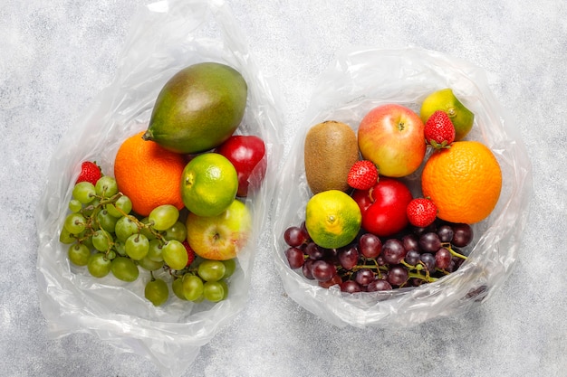 Assortiment de fruits et de baies biologiques frais.