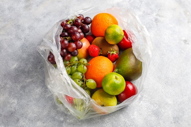 Assortiment de fruits et de baies biologiques frais.