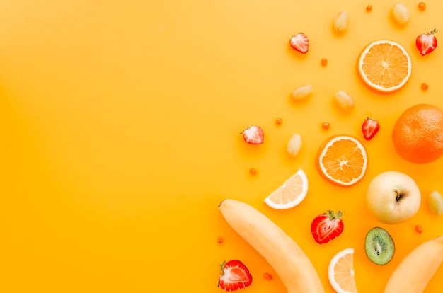 Assortiment de fruits sur fond jaune