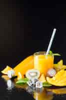 Photo gratuite assortiment de fruits et jus