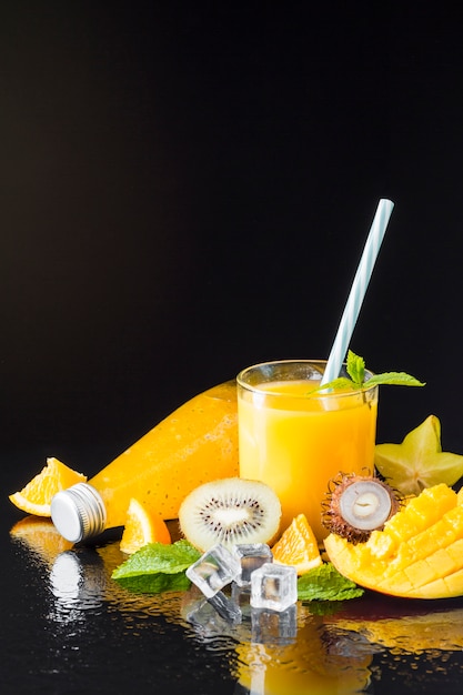 Assortiment de fruits et jus