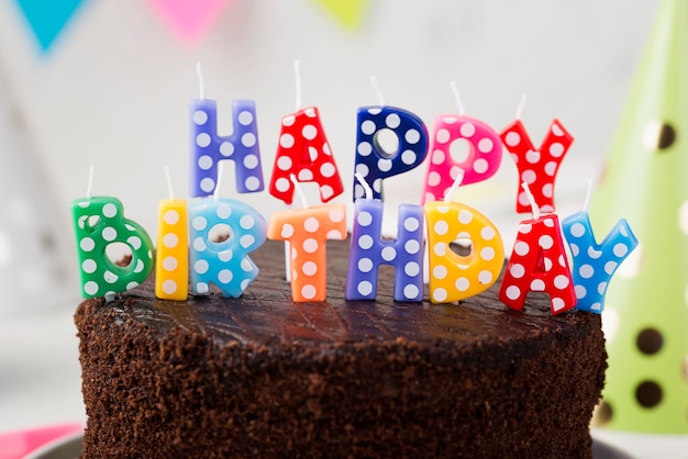 Photo gratuite assortiment avec gâteau d'anniversaire au chocolat et bougies