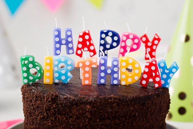 Assortiment avec gâteau d'anniversaire au chocolat et bougies