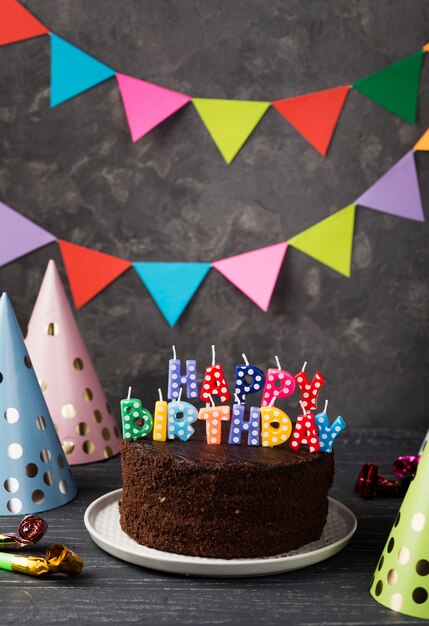 Assortiment avec gâteau d'anniversaire et décorations de fête