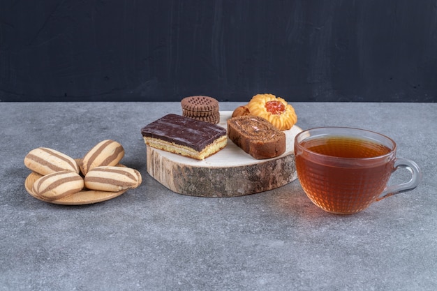 Assortiment de gâteaux et biscuits et une tasse de thé