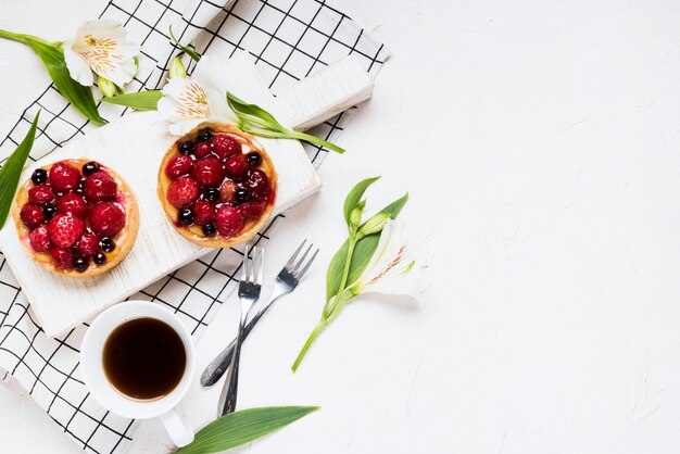 Assortiment de gâteaux fruités à plat