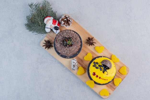 Assortiment de gâteaux sur toile de jute avec boules de Noël.