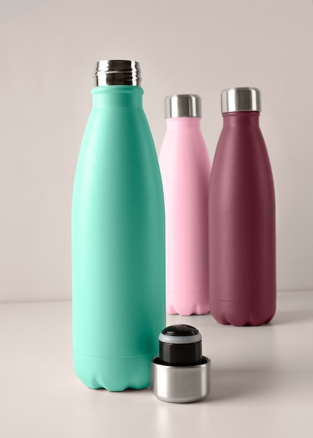 Assortiment de gobelets de différentes couleurs