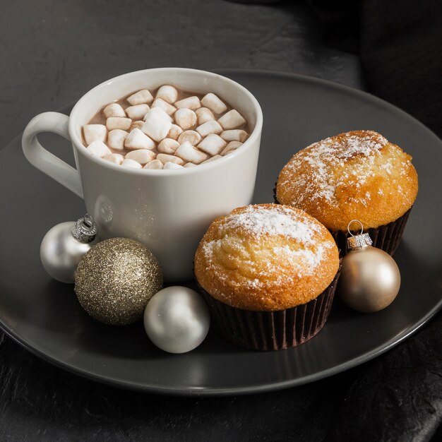 Assortiment grand angle avec boisson à la guimauve et muffins