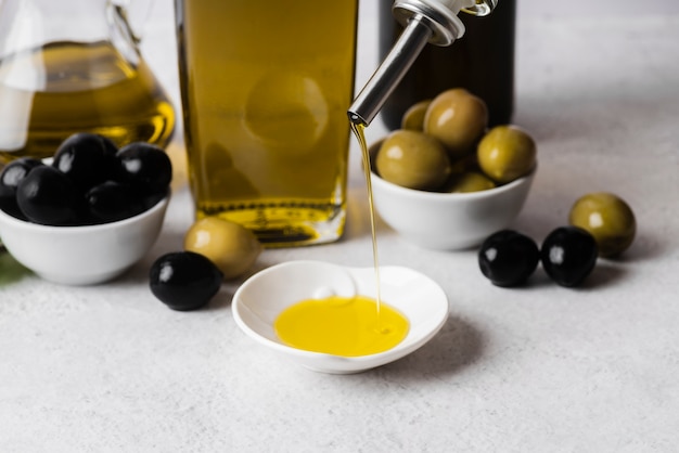 Assortiment en gros plan d'olives biologiques et d'huile