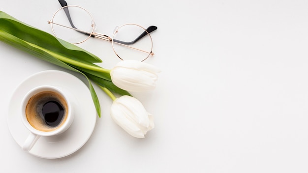 Assortiment de la journée de la femme sur fond blanc avec espace de copie