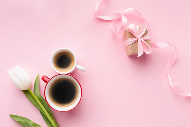 Assortiment de la journée de la femme sur fond rose