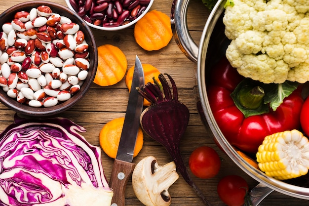 Assortiment de légumes colorés sur fond de bois