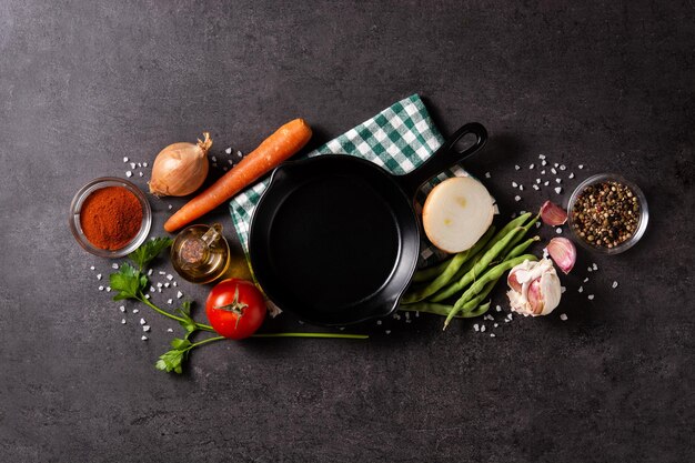 Assortiment de légumes herbes et épices sur fond noir Vue de dessus Espace de copie