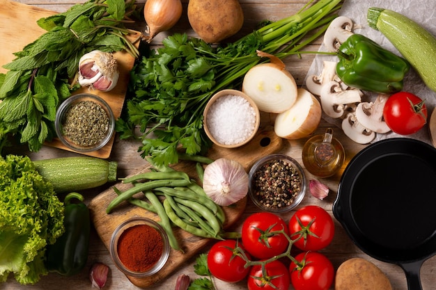 Assortiment de légumes herbes et épices fond