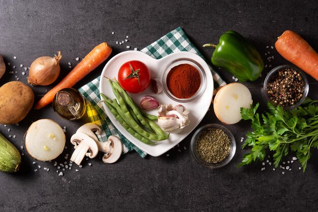 Assortiment de légumes herbes et épices