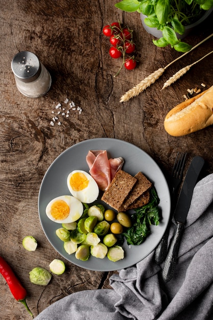 Assortiment de légumes et oeuf dans l'assiette