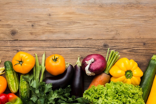 Assortiment de légumes vue de dessus sur fond de bois