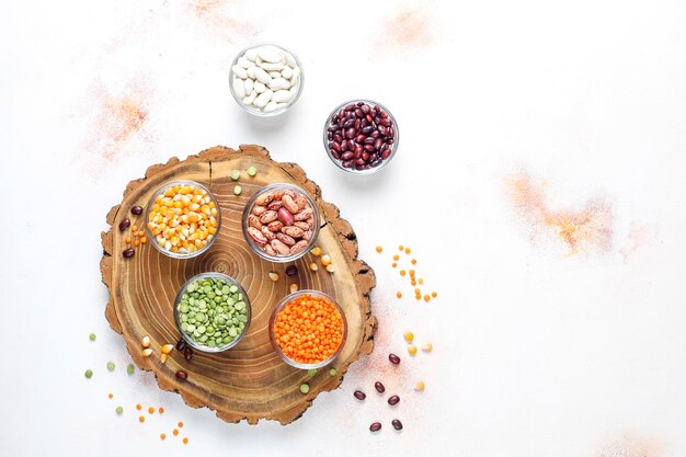 Assortiment de légumineuses et de haricots. Aliments protéinés végétaliens sains.