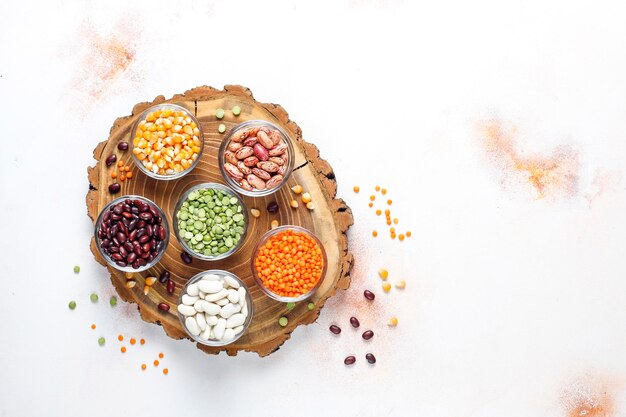 Assortiment de légumineuses et de haricots. Aliments protéinés végétaliens sains.