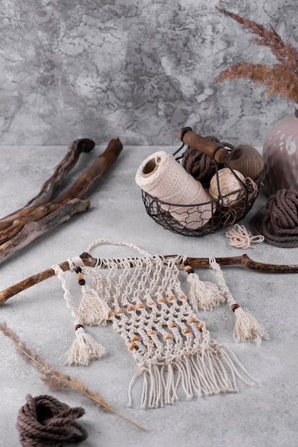 Photo gratuite assortiment de macramé traditionnel à l'intérieur