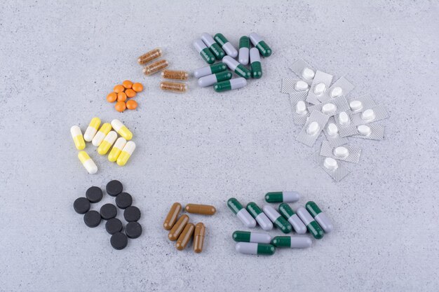 Assortiment de médicaments sur fond de marbre. photo de haute qualité