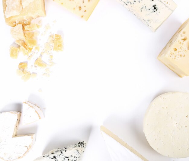 Assortiment de morceaux de fromage, vue de dessus, fond de fond blanc