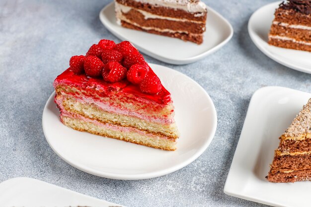 Assortiment de morceaux de gâteau.