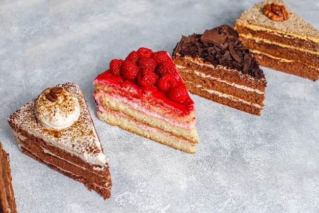 Assortiment de morceaux de gâteau.