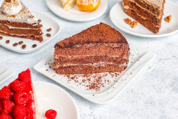 Assortiment de morceaux de gâteau.