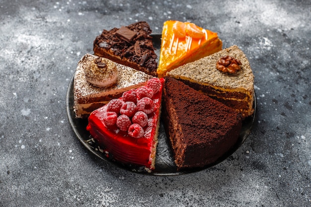 Assortiment de morceaux de gâteau.