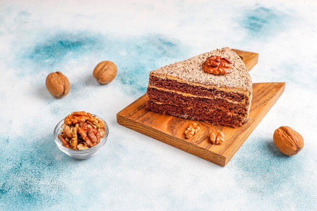 Assortiment de morceaux de gâteau.