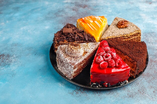 Assortiment de morceaux de gâteau.