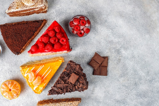 Assortiment de morceaux de gâteau.