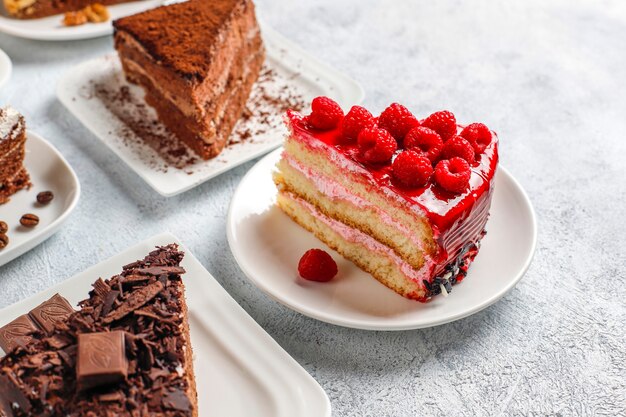 Assortiment de morceaux de gâteau.