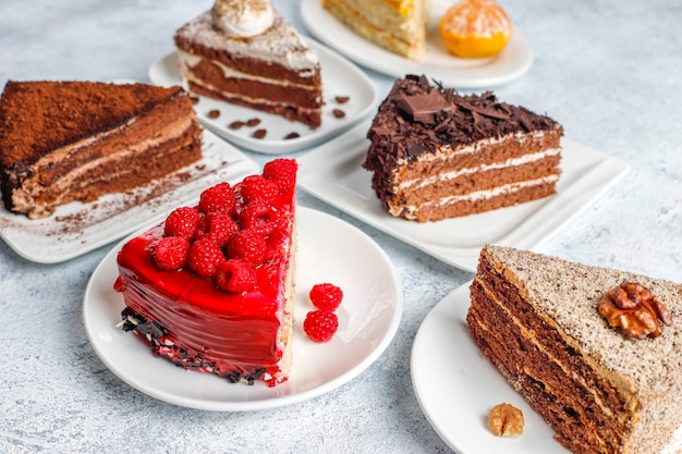 Assortiment de morceaux de gâteau.