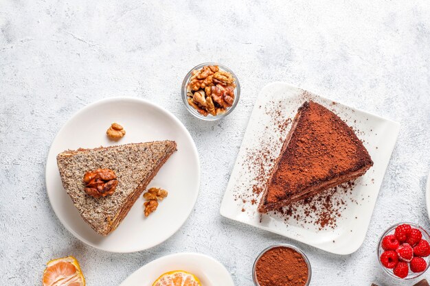 Assortiment de morceaux de gâteau.