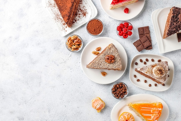 Assortiment de morceaux de gâteau.