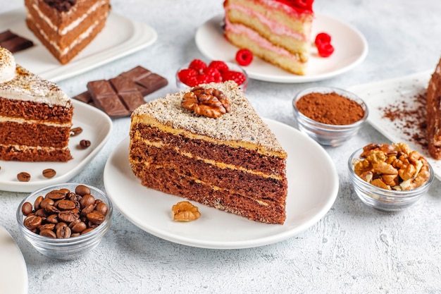 Assortiment de morceaux de gâteau.