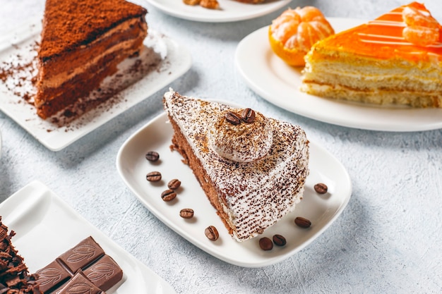 Assortiment de morceaux de gâteau.