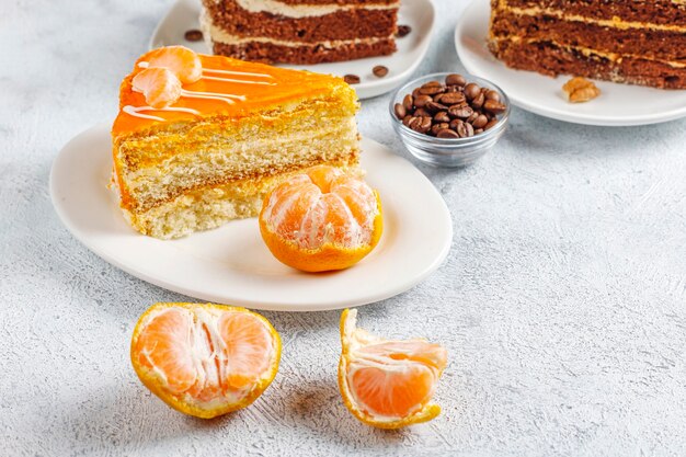 Assortiment de morceaux de gâteau.