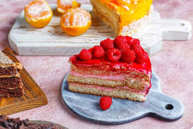 Assortiment de morceaux de gâteau.