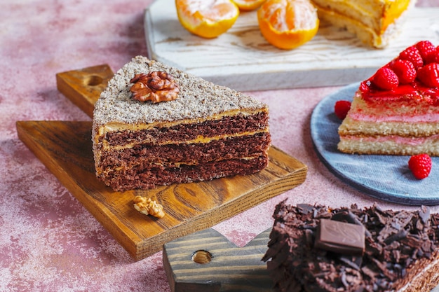 Assortiment de morceaux de gâteau.