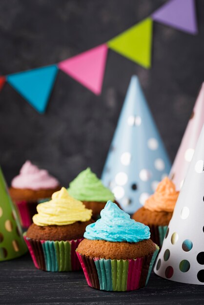 Assortiment de muffins avec glaçage coloré